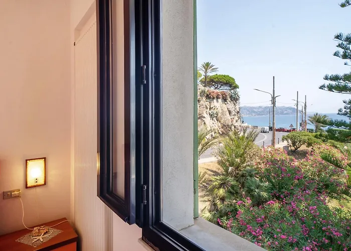 Wonderful Flat By Sea Chez Monique ボルディゲーラ